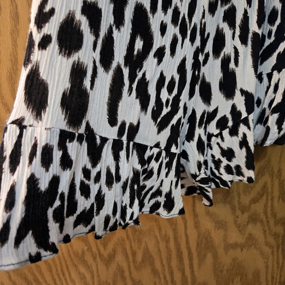 Pretty black and white shorts romper with tie front and pockets. Great shape. - Picture 6 of 10